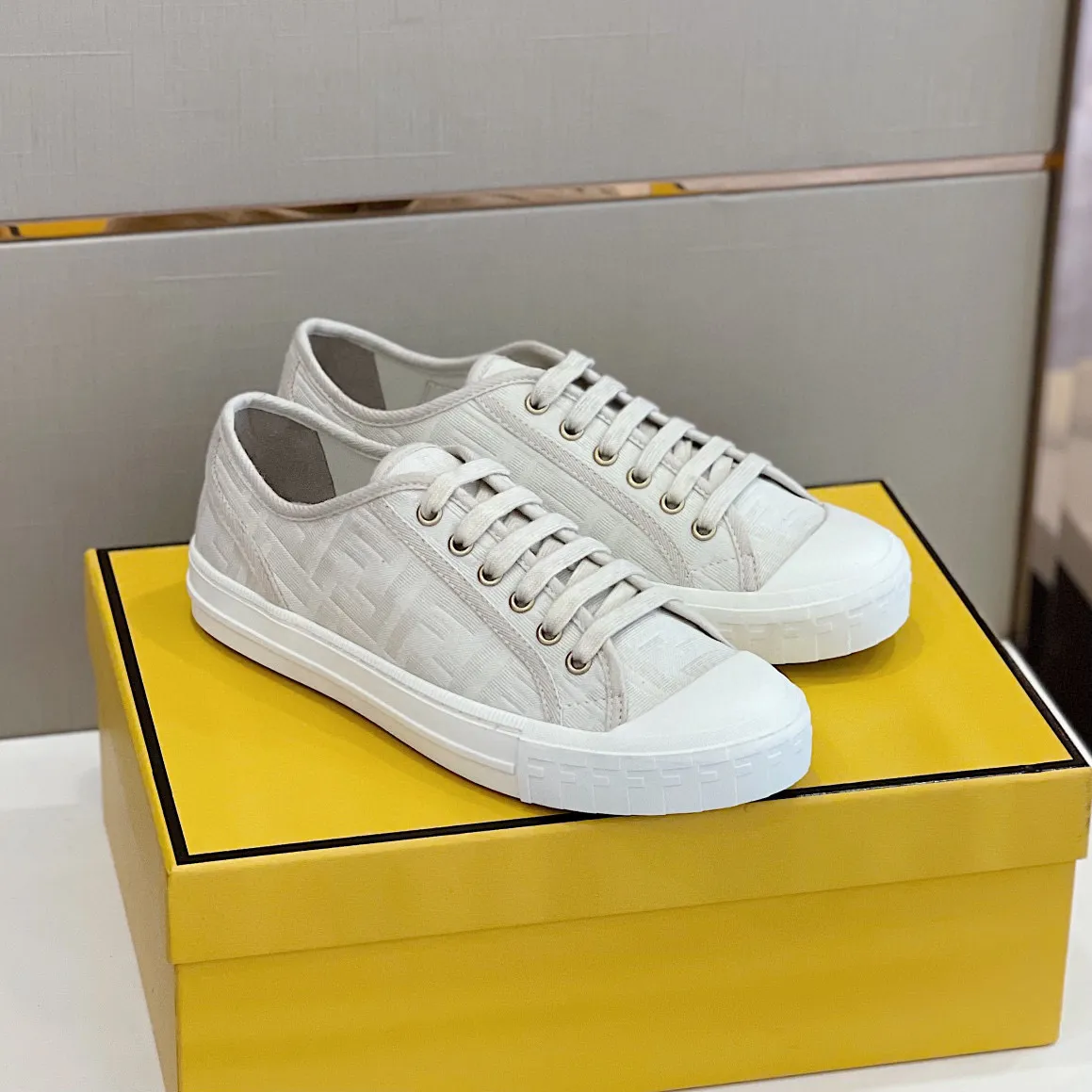 Factory price: 380 new Fendi Fendǐ Domino sneakers with jacquard FF pattern, embossed FF pattern on the toe, canvas upper, T men's men's shoes 💰U customized outsole Size: 38-45, (45 customized)